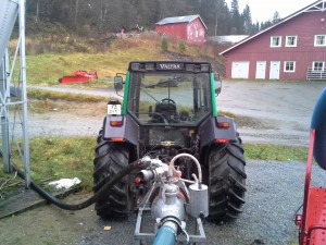 Gjødselkummen oppi bakken over fjøset.